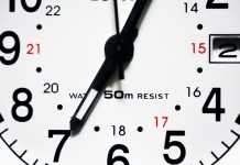 Proste zegarki w eleganckich stylizacjach – przykłady 1